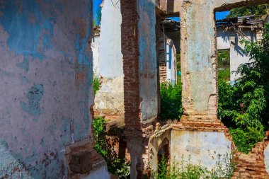 Eski mimarinin terk edilmiş tarihi ve kültürel mirası. Kıyametin olağandışı ayrıntıları. Arkaplan