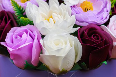 Sabundan yapılan yapay çiçekler. Seçici odaklı hediye buketi. Bir kızın doğum gününü ya da kadınlar bayramını kutlarım. Düğün ve nişan. Yakın plan arkaplan.