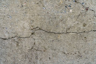 Çatlak beton levha. Çimentodan duvar ve çatlak. Ev temeli tamiri. Doku yüzeyi veya arkaplan