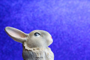 Bir tavşanın soyut figürü. Doğu takvimine göre 2023 'ün sembolü. Metin için kopyalama alanı olan arkaplan