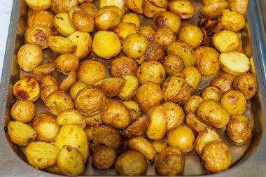 Uluslararası sokak yemekleri festivalinde satılık kızarmış patatesleri kapatıyoruz. Geçmişi. Geleneksel mutfak