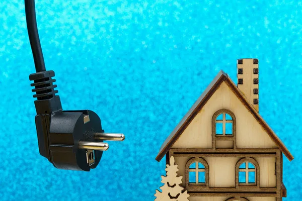 Una Spina Cavo Elettrico Appesa Accanto Una Casa Simbolica Legno — Foto Stock