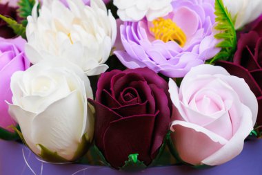 Sabundan yapılan yapay çiçekler. Seçici odaklı hediye buketi. Bir kızın doğum gününü ya da kadınlar bayramını kutlarım. Düğün ve nişan. Yakın plan arkaplan.