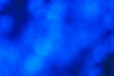 Portre merceğinin bokeh veya bulanık arkaplanı. Odaklanma azaldı. Soğuk gece neon tonu