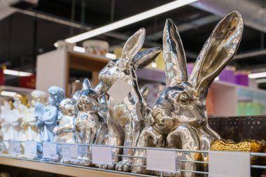 Mağaza rafındaki sembolik bir tavşan figürü, seçici bir odak noktası. Metin için kopyalama alanı olan arkaplan