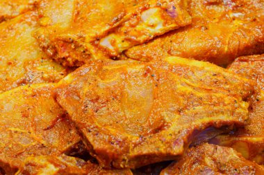 Market buzdolabında marine edilmiş biftek, seçici bir odak noktası. Metin için kopyalama alanı olan arkaplan