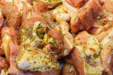 Market buzdolabında marine edilmiş et, seçici bir odak noktası. Metin için kopyalama alanı olan arkaplan