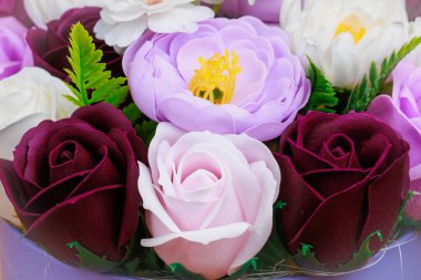 Sabundan yapılan yapay çiçekler. Seçici odaklı hediye buketi. Bir kızın doğum gününü ya da kadınlar bayramını kutlarım. Düğün ve nişan. Yakın plan arkaplan.