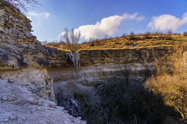 Vahşi doğada donmuş şelale. Metin için kopya alanı olan peyzaj arkaplanı