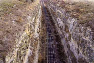 Kanyonda demiryolu var. Metin için arkaplan ya da kopyala