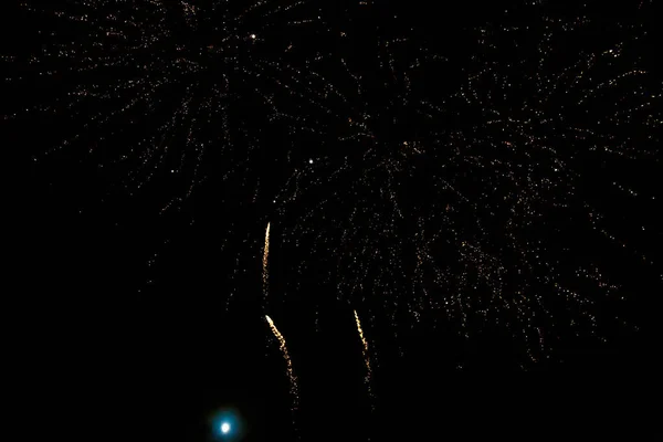 Los Fuegos Artificiales Encienden Sobre Fondo Cielo Negro Con Espacio — Foto de Stock