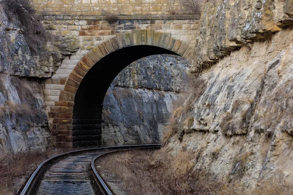 Túnel Ferroviário Desfiladeiro Com Uma Inscrição Russo 1983 Fundo Com — Fotografia de Stock