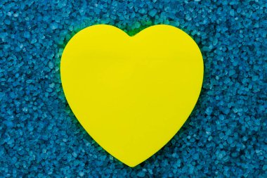 Arkaplandaki deniz aromalı banyo tuzu şeklinde bir kalp etiketi. Romantik zevk kavramı. Özet kopyalama alanı