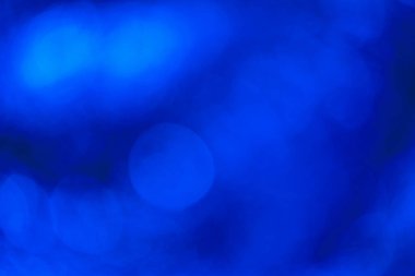 Portre merceğinin bokeh veya bulanık arkaplanı. Odaklanma azaldı. Soğuk gece neon tonu