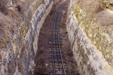 Kanyonda demiryolu var. Metin için arkaplan ya da kopyala