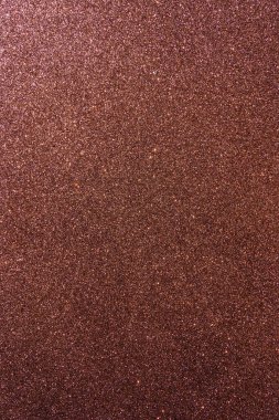 Işıltılı bir arka plan. Arkaplanda simler var. Parlak desenli yüzey. Dikey görüntü. Koyu kırmızı. Yumuşak ışık