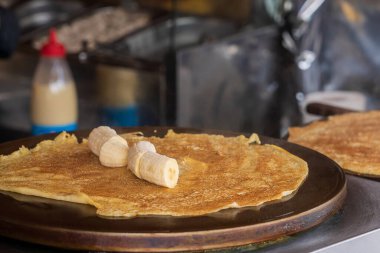 Uluslararası sokak yemekleri festivalinde satılık muzlu gözlemeleri kapatıyoruz. Özenle seçilmiş bir arka plan. Geleneksel festival mutfağı