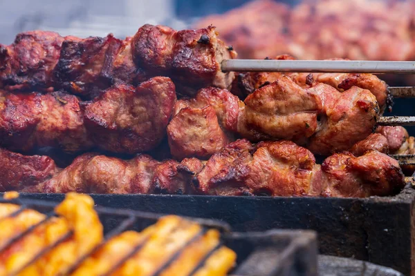 Nahaufnahme Von Gebratenem Fleisch Auf Spießen Die Auf Dem Internationalen — Stockfoto