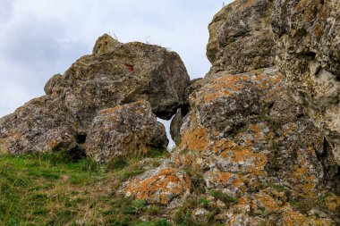 Doğu Avrupa 'nın vahşi kayalık ve dağlık doğası. Metin için kopya alanı olan peyzaj arkaplanı. Seçici odaklanma, uyumlu. Corjeuti köyü, Moldova 'ya hoşgeldiniz..