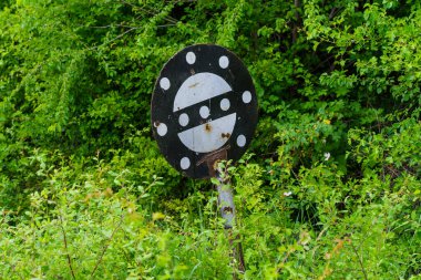 Demiryolu tehlikeli bir yerin başını ya da sonunu işaret eder. Metin için kopyalama alanı olan arkaplan