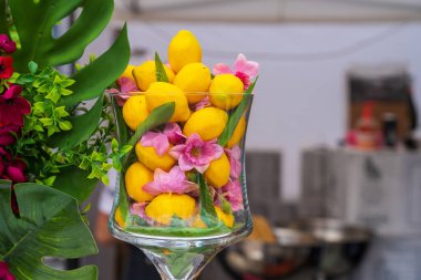 Limonlu ve suni çiçekli dekoratif cam. Metin için kopyalama alanı olan arkaplan.