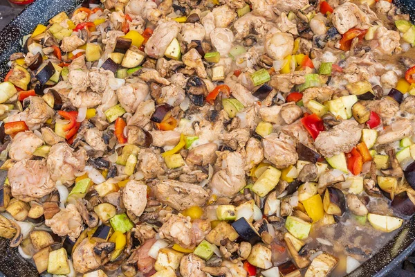 Nemzetközi Street Food Fesztiválon Egy Hatalmas Serpenyőben Árulják Húst Zöldségekkel — Stock Fotó