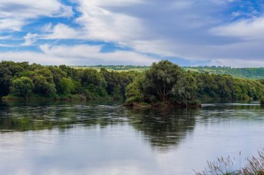 Geniş nehir. Metin veya harfler için kopya alanı olan Doğu Avrupa arka planı. Balık tutmak ve rafting yapmak için ideal. Bir turistin gözlerinden bak.