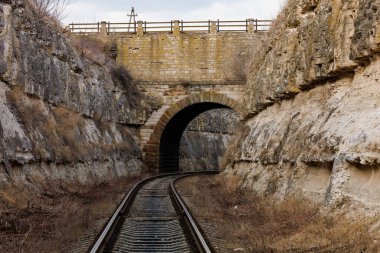 Kanyonda demiryolu tüneli olan bir köprü. Rusça 1893 yazıtları. Metin için kopyalama alanı olan arkaplan