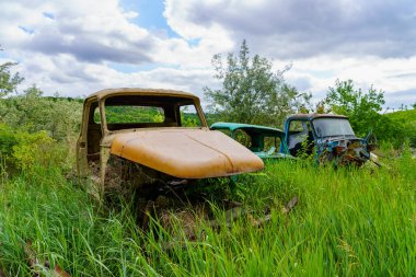Terk edilmiş bir araba mezarlığında eski bir arabanın cesedi. Metin için kopyalama alanı olan arkaplan