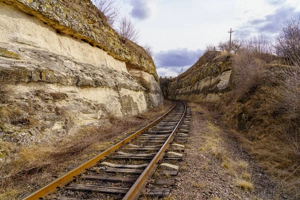 峡谷内の鉄道 テキストの背景またはコピースペース — ストック写真