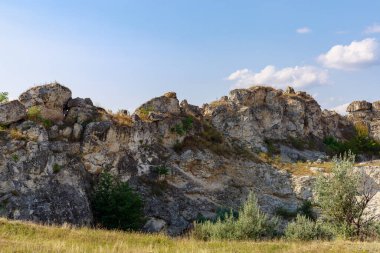 Doğu Avrupa 'nın vahşi kayalık ve dağlık doğası. Metin için kopya alanı olan peyzaj arkaplanı. Seçici odaklanma, uyumlu. Coban ya da Cobani köyü, Moldova 'ya hoş geldiniz..