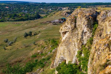 Doğu Avrupa 'nın vahşi kayalık ve dağlık doğası. Metin için kopya alanı olan peyzaj arkaplanı. Seçici odaklanma, uyumlu. Coban ya da Cobani köyü, Moldova 'ya hoş geldiniz..