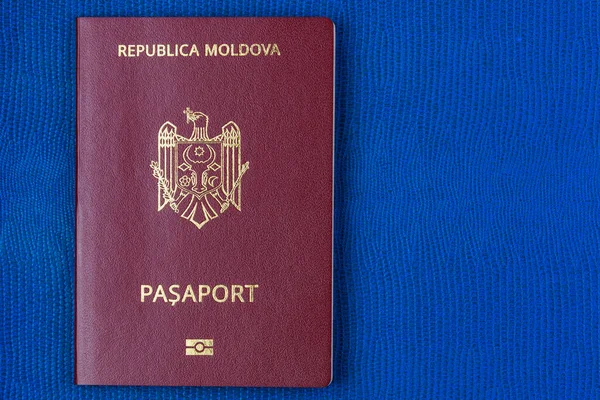 モルドバ共和国市民の近代的な外国パスポート テキストの右側にコピースペースがある背景 — ストック写真