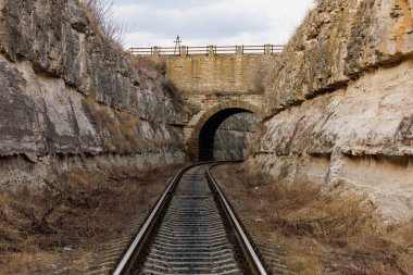 Kanyonda demiryolu tüneli olan bir köprü. Rusça 1893 yazıtları. Metin için kopyalama alanı olan arkaplan