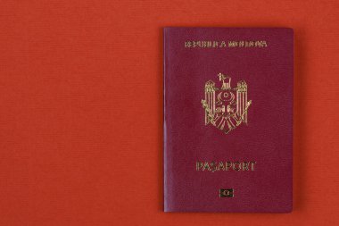 Moldova Cumhuriyeti vatandaşının modern yabancı pasaportu. Metin için sol tarafta kopyalama alanı olan arkaplan.