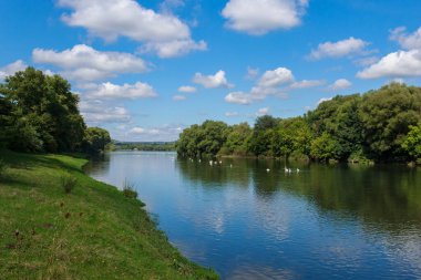 Geniş nehir. Metin veya harfler için kopya alanı olan Doğu Avrupa arka planı. Balık tutmak ve rafting yapmak için ideal. Bir turistin gözlerinden bak.
