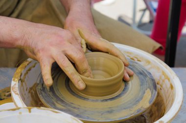 Potter çömlekçi çarkı üzerinde çalışıyor. Eller yakın çekim. Metin için kopyalama alanı olan arkaplan