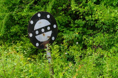 Demiryolu tehlikeli bir yerin başını ya da sonunu işaret eder. Metin için kopyalama alanı olan arkaplan