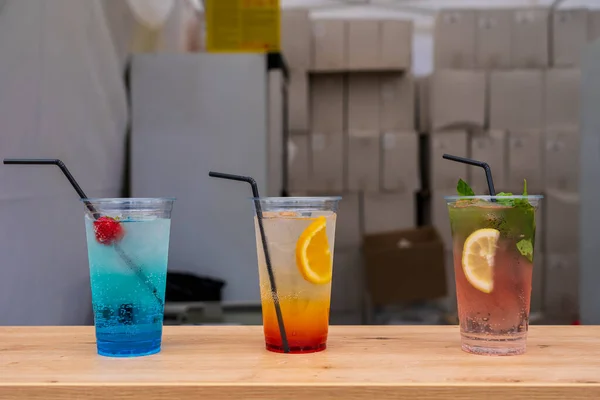 Primer Plano Tres Refrescantes Cócteles Frutas Vasos Desechables Transparentes Con —  Fotos de Stock