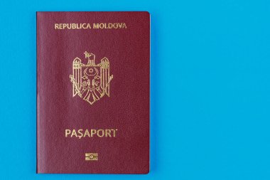 Moldova Cumhuriyeti vatandaşının modern yabancı pasaportu. Metin için sağda kopyalama alanı olan arkaplan.