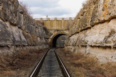Kanyonda demiryolu tüneli olan bir köprü. Rusça 1893 yazıtları. Metin için kopyalama alanı olan arkaplan