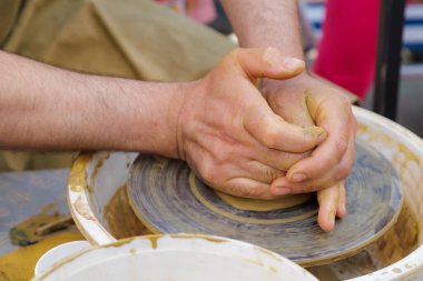 Potter çömlekçi çarkı üzerinde çalışıyor. Eller yakın çekim. Metin için kopyalama alanı olan arkaplan