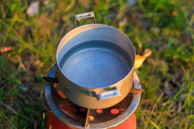 Saha koşullarında gaz ocağında esrar içmek. Metin için kopyalama alanı olan arkaplan