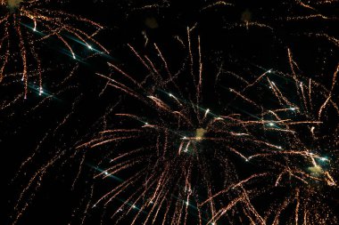 Havai fişekler, metin veya yazıtlar için kopyalama alanı olan karanlık bir gökyüzü zemininde kıvılcımlar saçar. Tasarım için grafik bir kaynak. Tasarımcı için boş. Altını çiz ya da altını.