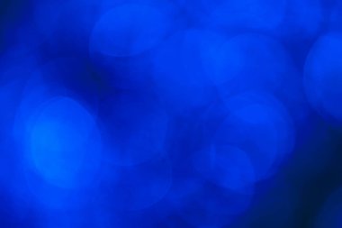 Portre merceğinin bokeh veya bulanık arkaplanı. Odaklanma azaldı. Soğuk gece neon tonu