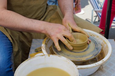 Potter çömlekçi çarkı üzerinde çalışıyor. Eller yakın çekim. Metin için kopyalama alanı olan arkaplan