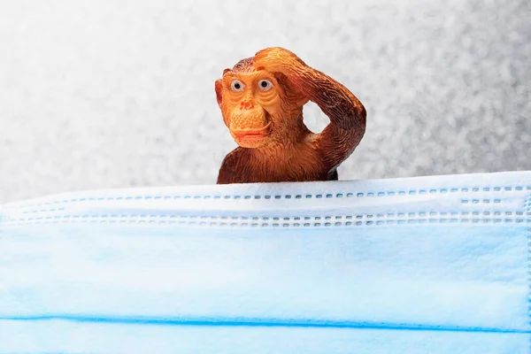 Figurina Macaco Atrás Uma Máscara Cirúrgica Médica Conceito Varíola Varíola — Fotografia de Stock