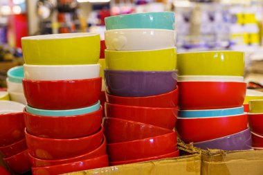 İlk yemek için renkli kalın tabaklar. Metin için kopyalama alanı olan arkaplan