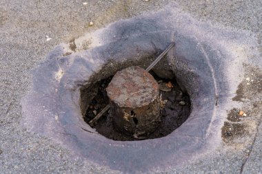 Bir apartmanın çatısındaki drenaj borusu. Metin için kopyalama alanı olan arkaplan