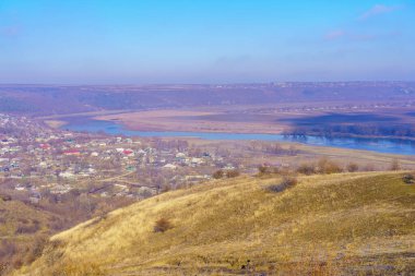 Doğu Avrupa 'nın resimli tepe vadisi. Metin için kopyalama alanı olan arkaplan